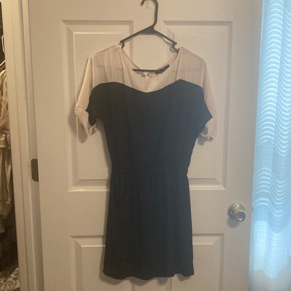 Forever 21 Black & Crème dress with pockets!